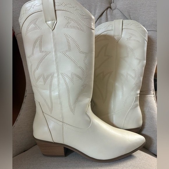 American Eagle Outfitters Shoes - American Eagle Outfitters Cream Heeled Boots